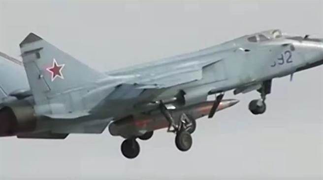 MiG-31機腹的KH-47M2「匕首」，體積非常大，只能掛在中線的位置。(圖/俄羅斯國防部)