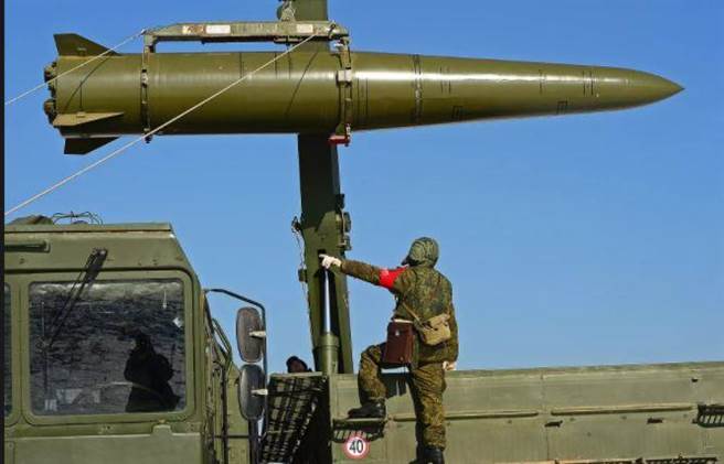 匕首飛彈與9K720短程彈道飛彈在外型與體積上高度雷同。(圖/美聯社)