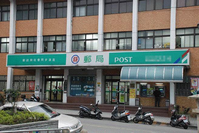 中華郵政公司瑞芳郵局去年7月，被爆出1名張姓女業務員涉嫌挪用客戶的7億元保費，張女於事發後已被記2支大過免職。（本報資料照）