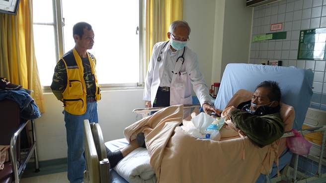 潮州安泰醫院推出「原住民門診」，由排灣族醫師潘松義（中）為原民鄉親服務。（謝佳潾攝）
