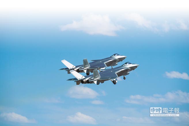 殲-20戰機進行飛行訓練。（新華社資料照片）