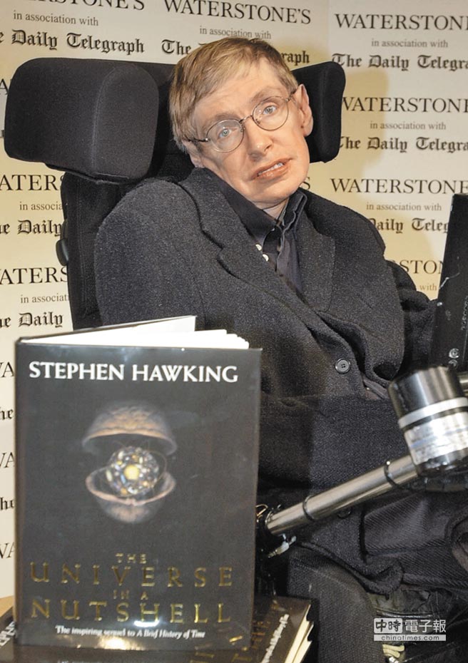 全球知名的英國天體物理學大師霍金3月14日於英國劍橋家中安詳去世。圖為霍金於2001年在英國倫敦大學學院教育研究院，準備發表演說。（美聯社）