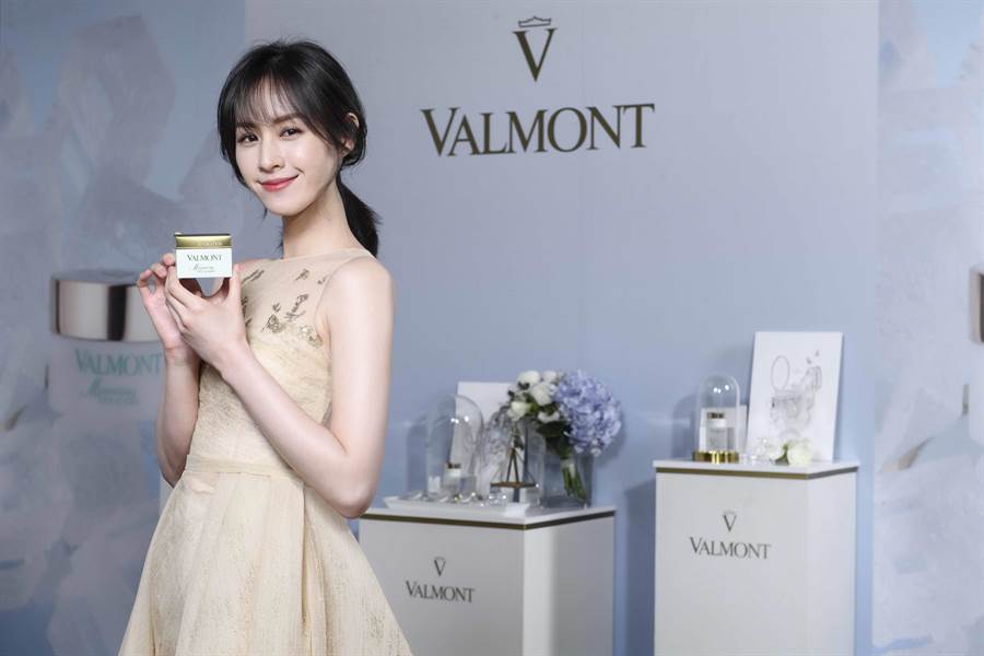 女星曾愷玹出席瑞士頂級保養品牌VALMONT「極緻保濕亮眸眼膠」及「瞬效紓活眼膜」 上市發表會。（VALMONT提供）