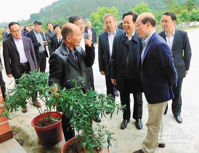 1月25日，大陸國台辦副主任劉結一（右）到廣西走訪當地的台商。（中新社）