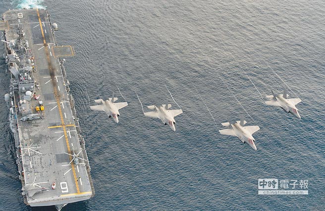 4架F-35B从美国两栖攻击舰起飞。（取自美国海军官网）