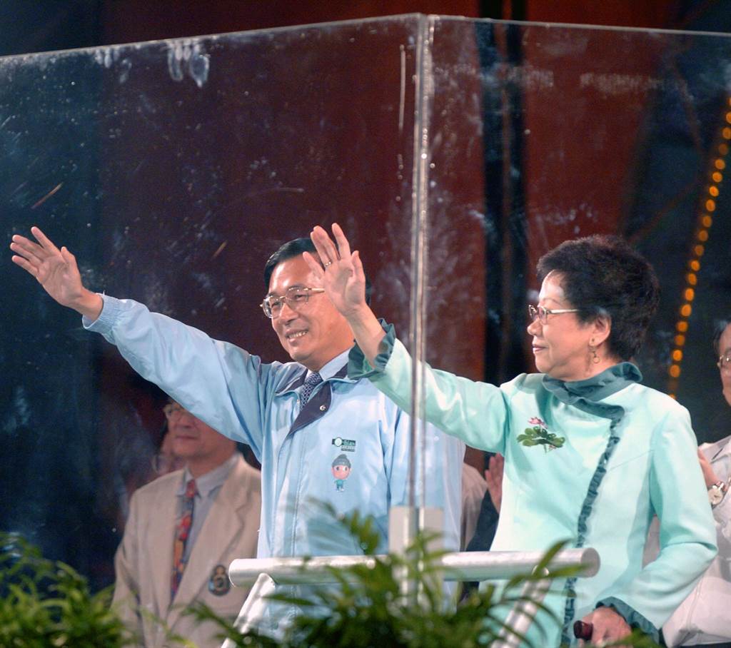 2004年4月17日，總統陳水扁與副總統呂秀蓮在桃園平鎮市舉行相信台灣團結晚會，在三一九槍擊事件後的第二場謝票晚會中，隔著防彈玻璃扁呂首次同台面對群眾，但只有短短的幾秒鐘。（報系資料照 陳麒全攝）