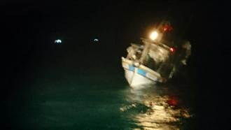 東石外海漁船進水 海巡順利搶救6名船員脫困