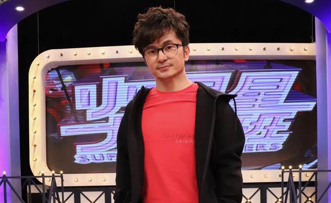 李敖离世，长期模仿他的从从难掩感伤。（中天）