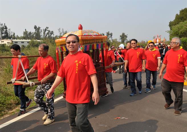 金门乡亲奉迎神明热闹出巡，感谢庇佑四境平安。（李金生摄）