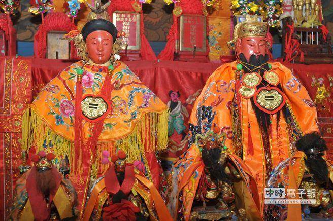 开浯恩主陈渊（右）、助灵夫人林氏（左）之间的传说，仍为耆老津津乐道。（李金生摄）