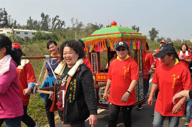 庵前村民集体总动员，将小聚落渲染得热闹滚滚。（李金生摄）