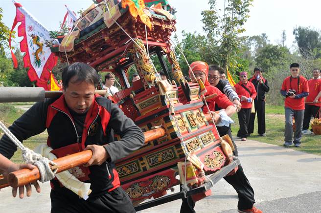 金碧辉煌的神轿激烈摇晃，「神」气十足。（李金生摄）
