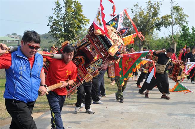 开浯恩主公圣诞千秋，人、神在欢欣气氛中热闹交流。（李金生摄）