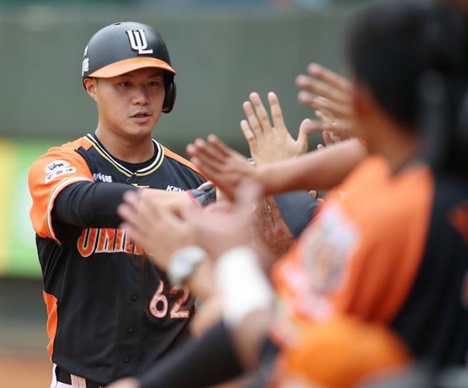 中职统一狮队吴桀睿（左）将受邀参加乐天桃猿春训。（资料照，中央社）