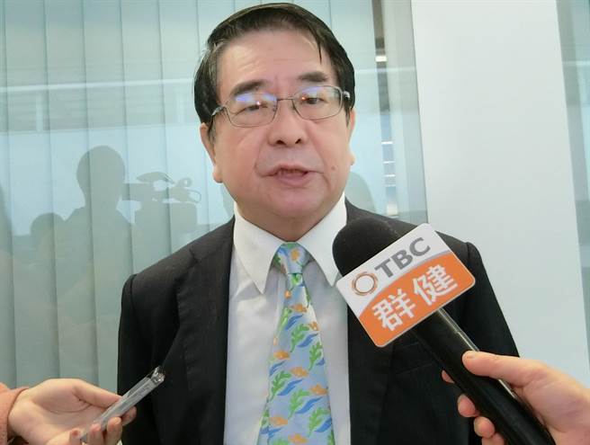 台中市财政局长林显倾19日在市政会议「解剖」目前财政状况，市府审慎编列预算，将钱花在刀口上。（卢金足摄）