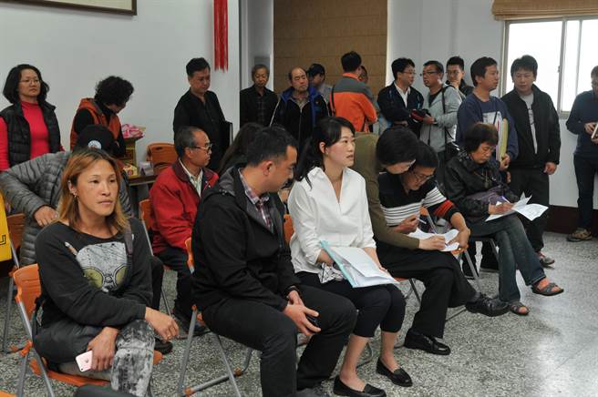 百余位乡亲蜂拥来到，再现当年「县府亲民日」热闹景况。（李金生摄）