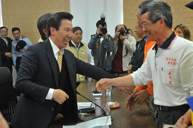 「事情解决了！」县长陈福海和陈情乡亲好开心。（李金生摄）