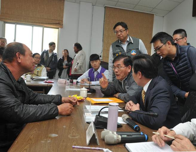 县长率同县府一级主管列席，直接与乡亲「面对面」沟通。（李金生摄）