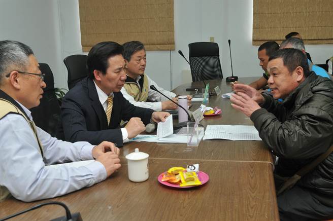 乡亲的陈情和建言，将做为县府施政参考。（李金生摄）