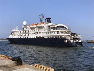 國際級卡莉多麗號郵輪首度泊靠安平商港 93外客台南一日遊