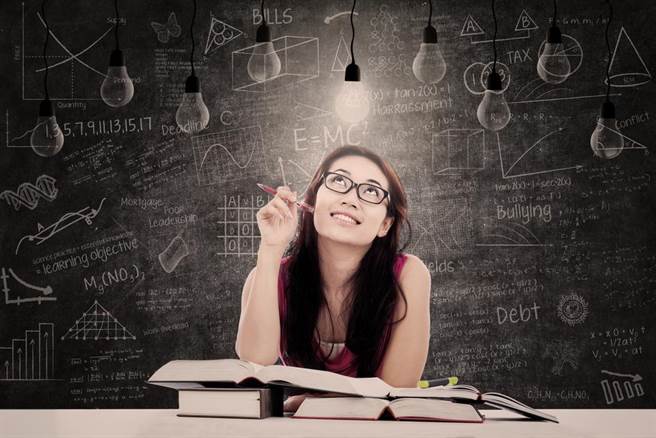 文组与理组两派人马常在批踢踢上隔空交火。(图/shutterstock)