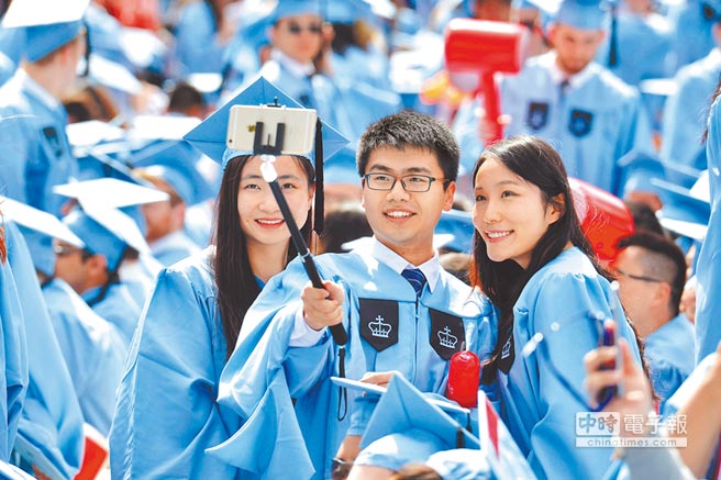 這是2015年美國哥倫比亞大學舉行畢業典禮時，來自大陸的留學生正在自拍。大陸若針對美國貿易措施進行報復，可能減少學生赴美留學。（新華社）