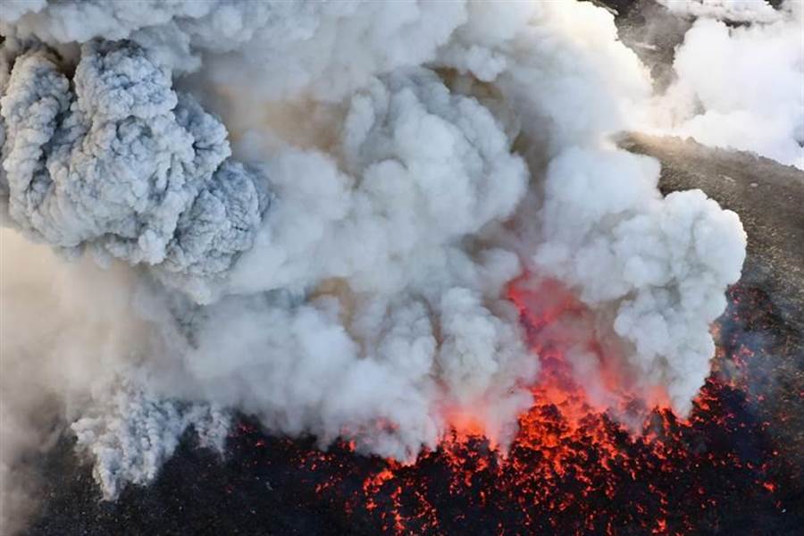 新燃岳火山是活火山，今早再度大噴發，火山灰衝上數千米天際。圖為本月6日新燃岳火山噴發的畫面。(圖/美聯社)