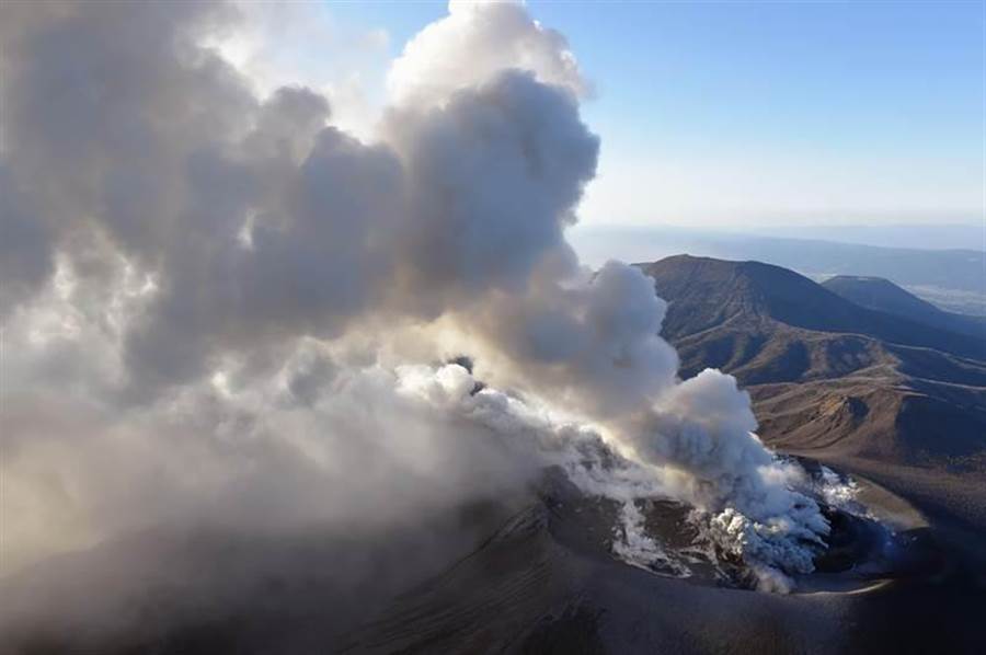 新燃岳火山是活火山，今早再度大噴發，火山灰衝上數千米天際。圖為本月6日新燃岳火山噴發的畫面。(圖/美聯社)
