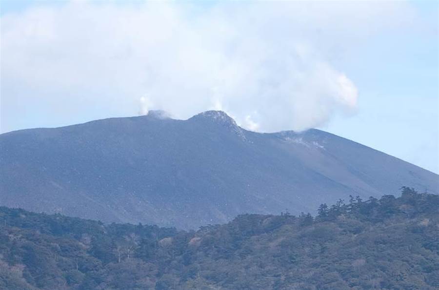 新燃岳火山是活火山，圖為2011年火山活動情形。(圖/Shutterstock)