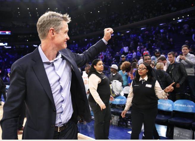 勇士总教练科尔振臂回应球迷支持。(美联社)