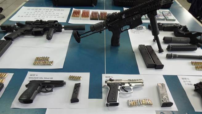 警方搜出6把長短槍及305發子彈，及另有海洛因、安非他命等毒品、吸食器1組，現金49萬5千元。(劉宥廷攝)