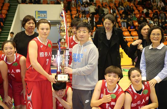 中華民國籃球協會理事長謝典霖頒發第13季WSBL冠軍獎盃給國泰女籃。(中華籃協提供)