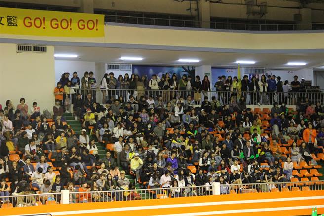 第13季WSBL冠軍戰球迷塞滿板橋體育館，不少球迷站著看。(林宋以情攝)