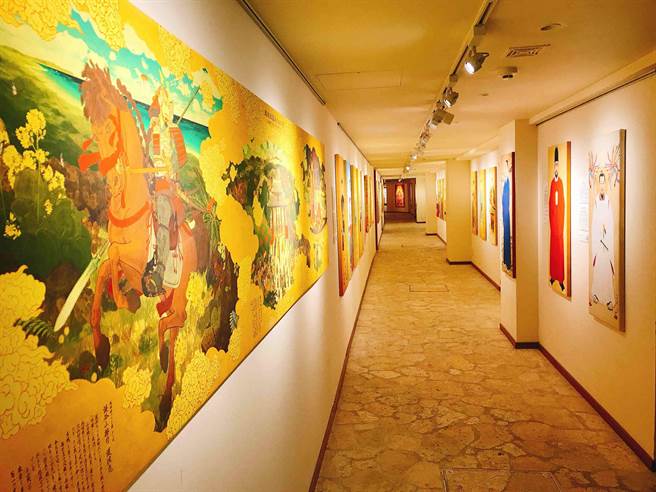 特色迴廊展示傳統琉球壁畫。（徐力剛攝）