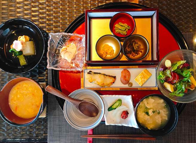 早餐定食供應「沖繩菜粥」，搭配大里鸡蛋卷及各式醃漬小物。（徐力剛攝）