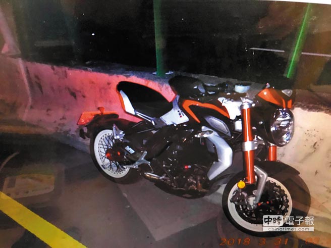 魏姓重機騎士疑因車速過快不慎擦撞中央護欄，身體斷成兩截當場死亡。（莊曜聰翻攝）
