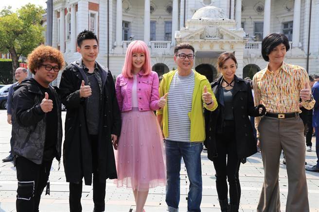 導演梁志強（左4）的電影《殺手不笨》，演員有納豆（左起）、是元介、安心亞、Apple、Gadrick。（陳淑芬攝）