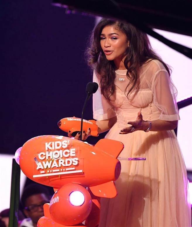 Zendaya於《2018 Kids’ Choice Awards》所穿的Off-White訂製洋裝，更為典禮後兩日內注入3000筆「白色舞會洋裝」的關鍵字搜索。（翻攝自Kids’ Choice Awards官方IG帳號）
