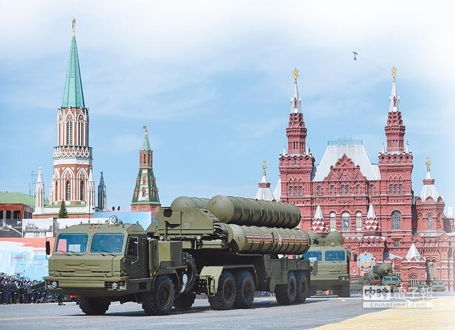 俄羅斯S-400飛彈發射車駛過紅場。(圖/新華社)