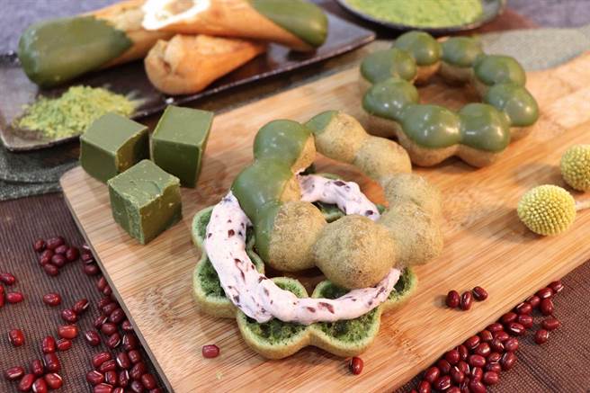 全新「抹茶红豆波堤」（图前）经典波堤圈体搭配红豆鲜奶油内馅，10日起全台7-ELEVEN 店中店贩售，售价45元／个。（图片提供／Mister Donut）