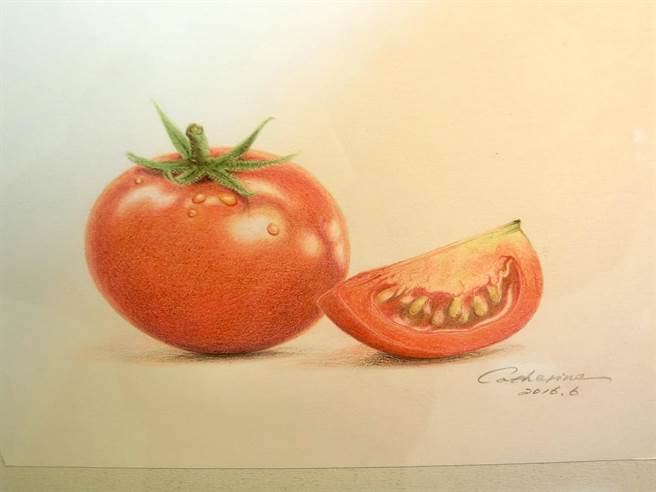 色鉛筆可以畫出微妙微肖的作品，一顆番茄在邵宜君彩筆下鮮艷欲滴。（盧金足攝）	