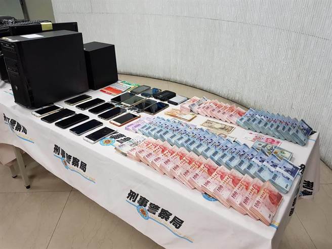 警方查扣到现钞334万元、外币、电脑主机等赃证物。(林郁平摄)