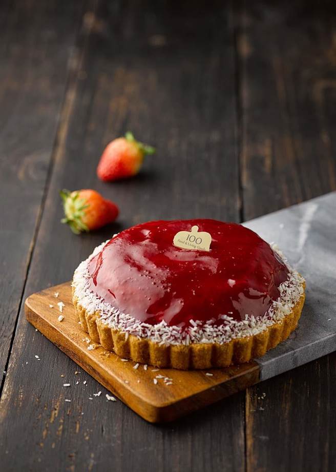 全联「一百种味道」花漾粉雪莓果塔5.5吋，香酥的甜塔皮佐莓果、全蛋打发制作的海绵蛋糕、奶油杏仁馅，420g±3％，420元。（全联提供）