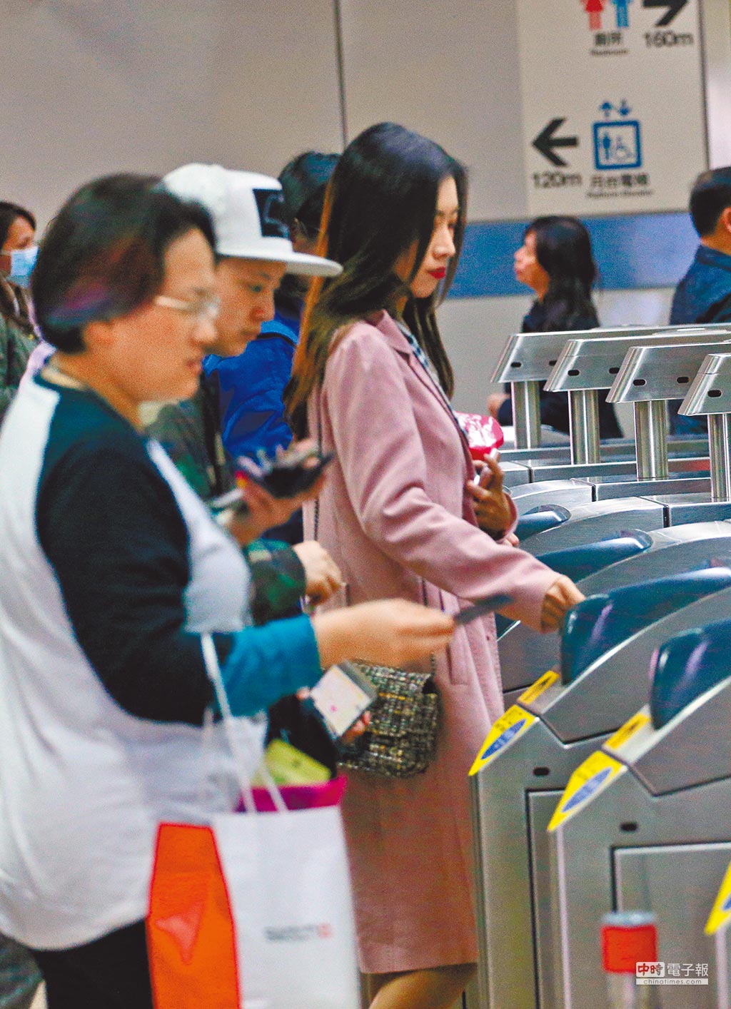 雙北市推出1280元定期月票今上路，30天內無限次搭乘捷運及雙北公車，或租借台北市Youbike前30分鐘免費。（本報資料照片）