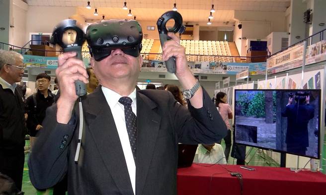 正修科大校長龔瑞璋體驗VR虛擬實境。(林雅惠攝)