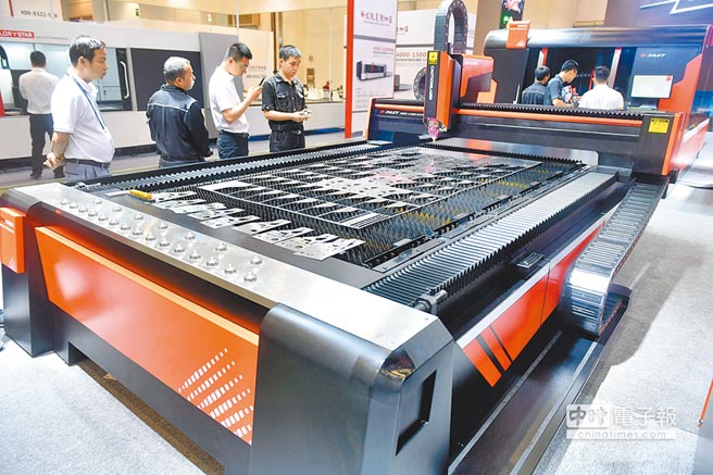 图为2018年4月12日，商家在厦门工业博览会展出机床。（中新社）