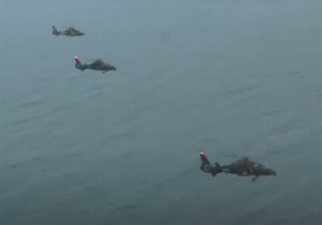 中共陆军航空兵4月18日在东南沿海举行「跨昼夜海上实弹射击演练」，多型武装直升机密切配合。（央视截图）