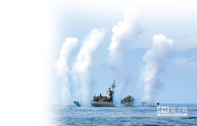 大陸解放軍18日在台灣海峽實彈射擊軍事演習。圖為4月13日，我海軍編號933的濟陽級軍艦發射干擾彈模擬飛彈發射。（本報系資料照片）