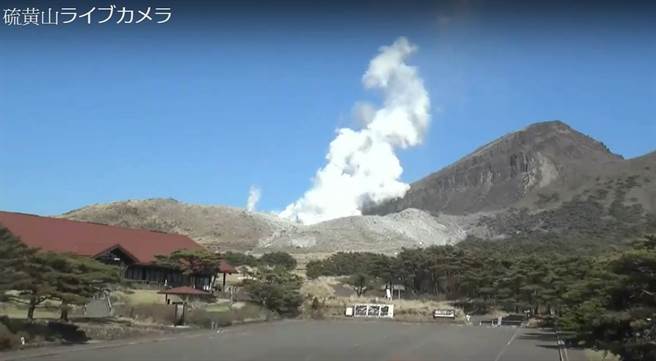 霧島連山硫磺山再度火山爆發。火山口冒出陣陣白煙，襯著藍天為底色，景色相當美。(YouTube截圖)