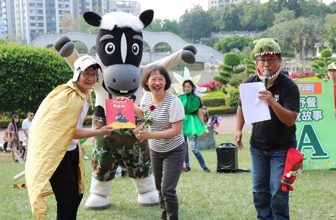 立委張廖萬堅（左）穿著騎士服，與市長夫人廖婉如（中）等共同演出童話故事；花博吉祥物「歐米馬」也到現場同樂！（陳世宗攝）